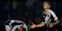 Adson, jogador do Vasco, lamenta durante partida contra o Bragantino, em São Januário pelo Campeonato Brasileiro A 2024.  Foto: Thiago Ribeiro/AGIF / Lance!