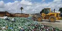 Processamento do vidro em São Luís (MA): Reciclagem do material está concentrada em poucas regiões do Brasil  Foto: Divulgação / Abividro / Estadão