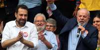 O presidente Luiz Inácio Lula da Silva participa de comício dos candidatos a prefeito e vice-prefeita, Guilherme Boulos (PSOL) e Marta Suplicy (PT), no sábado, 24, no bairro do Campo Limpo, na zona sul da capital paulista.  Foto: Werther Santana/Estadão / Estadão