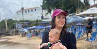 Fernanda Paes Leme e a filha, Pilar, na Praia do Porto da Barra, em Salvador.  Foto: Reprodução | Instagram @fepaesleme / Estadão