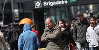 Pedestres enfrentam manhã de frio na Avenida Paulista, na região central de São Paulo, nesta terça-feira, 27 de agosto de 2024.  Foto: RENATO S. CERQUEIRA/ATO PRESS/ESTADÃO CONTEÚDO