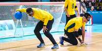 Jogadores do Brasil em ação contra a França no Goalball masculino nos Jogos Paralímpicos de Paris - Foto: Ana Patrícia Almeida/CPB  Foto: Jogadores do Brasil em ação contra a França no Goalball masculino nos Jogos Paralímpicos de Paris -  Ana Patrícia Almeida/CPB / Olimpíada Todo Dia