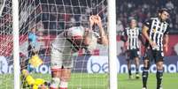 Luciano, do São Paulo, se lamenta na partida de ida entre São Paulo e Atlético Mineiro válida pelas quartas de final da Copa do Brasil 2024  Foto: PETER LEONE/O FOTOGRÁFICO / Estadão