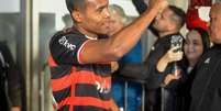 Alex Sandro interage com torcedores do Flamengo em desembarque no Rio de Janeiro &ndash;  Foto: Marcelo Cortes / CRF / Jogada10