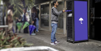 Os guarda-chuvas são retirados em estações que podem ser encontradas no aplicativo da Rentbrella  Foto: Divulgação/Rentbrella