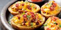 Batata recheada com bacon e queijo  Foto: nelea33 | Shutterstock / Portal EdiCase