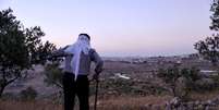 Olayan Olayan, nascido em Battir em 1941, observa vale onde assentamentos israelenses foram construídos  Foto: BBC News Brasil