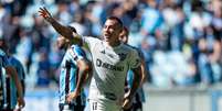 Vargas comemora vitória na Arena. Foto: Pedro Souza / Atlético / Esporte News Mundo