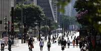 Pessoas caminhando pela Avenida Paulista durante forte dia de calor.  Foto: Tiago Queiroz/Estadão - 01/05/2024 / Estadão