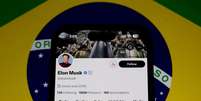 Ilustração com tela de celular mostrando conta de Elon Musk no X bloqueada após ordem de ministro do STF   Foto: Jorge Silva / Reuters