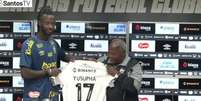 Yusupha usará a camisa 17 no Santos - Foto: Reprodução / Santos TV / Jogada10