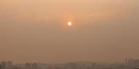 Devido à poluição, está sendo possível enxergar o reflexo de uma frequência que não é tão aparente em condições normais, segundo a explicação de meteorologista. Foto: Daniel Teixeira/Estadão / Estadão