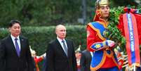 Putin e o presidente da Mongólia caminhando juntos durante uma cerimônia de boas-vindas  Foto: EPA / BBC News Brasil