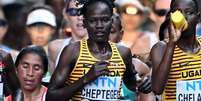 Rebecca Cheptegei, fotografada correndo em 2023, ficou em 44º lugar na maratona dos Jogos Olímpicos de Paris 2024  Foto: Dylan Martinez/Reuters / BBC News Brasil