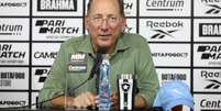 John Textor, em coletiva de apresentação de Adryelson e Vitinho, no Nilton Santos.  Foto: Vitor Silva/ Botafogo / Lance!