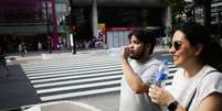 Pessoas caminhando na Avenida Paulista. Hidratação é fundamental em dias de muito calor e baixa umidade do ar.  Foto: Tiago Queiroz/Estadão - 01/05/2024 / Estadão