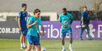 O atacante Pedro se aquece para treino da Seleção Brasileira no CT do Caju, em Curitiba (PR), na tarde desta quarta-feira, 4. Pedro sofreu uma torção no joelho esquerdo Foto: MAURO FANHA/ENQUADRAR/ESTADÃO CONTEÚDO