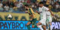  Foto: AssCom Dourado - Legenda: Jogadores em ação no duelo desta quinta-feira (5) / Jogada10