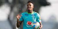 Éder Militão em treino pela Seleção Brasileira no CT do Caju.  Foto: Rafael Ribeiro/CBF / Lance!