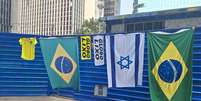 Ambulantes vendem camisetas, bandeiras do Brasil e bonés de Pablo Marçal em ato bolsonarista na Avenida Paulista  Foto: Maria Luiza Valeriano/Terra