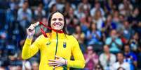 Carol Santiago com um dos seus três ouros das Paralimpíadas Paris 2024  Foto: Marcello Zambrana/CPB / Lance!