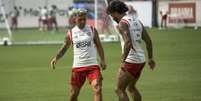  Foto: Marcelo Cortes / Flamengo - Legenda: Gabigol e Arrascaeta durante treino no Ninho do Urubu / Jogada10