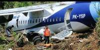 Avi&atilde;o fica danificado ap&oacute;s escapar da pista na Indon&eacute;sia  Foto: Reprodu&ccedil;&atilde;o/Humas DJPU