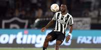  Foto: Vitor Silva/Botafogo - Legenda: Bastos se destaca pelo Botafogo em 2024 / Jogada10