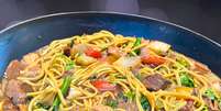 YAKISOBA DE CARNE E FRANGO COM SOBRAS  Foto: Bake and Cake Gourmet