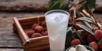 Suco de lichia com água de coco e gengibre  Foto: veggie only | Shutterstock / Portal EdiCase