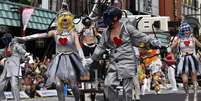 Em 2001, Claudio Ishikawa criou o Bloco Arrastão, cujas características são a irreverência e as cores preto e branco  Foto: Fatima Kamata / BBC News Brasil