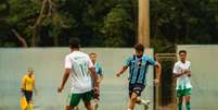 Foto: Angelo Pieretti/Grêmio FBPA - Legenda: Diego Costa em campo pelo Grêmio, nesta quarta-feira / Jogada10