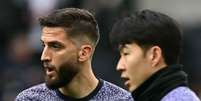  Foto: Adrian Dennis/AFP via Getty Images - Legenda: Bentancur, meia do Uruguai (esquerda) ao lado do sul-coreano Heung-min Son (direita), durante trabalho de aquecimento do Tottenham / Jogada10