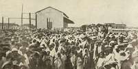 Famintos aglomerados na estação de Iguatu-CE em 1932 esperando o trem para Fortaleza. Foto: Ildefonso Albano