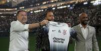 Depay ao lado de Augusto Melo e Fabinho Soldado  Foto: Reprodução/Instagram/Corinthians/Jose Manoel Idalgo