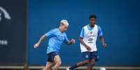 Foto: Lucas Uebel/Grêmio - Legenda: Soteldo participa de treino no Grêmio / Jogada10