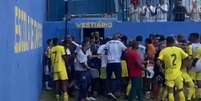 Foto: reprodução - Legenda: Confusão generalizada após suposto ato de injúria de jogador do Sub-20 do Flu contra dois integrantes do Madureira / Jogada10