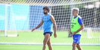 Foto: Lucas Uebel/Grêmio - Legenda: Diego Costa e Renato Portaluppi em treino do Grêmio / Jogada10