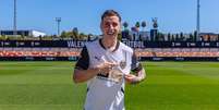  Foto: Divulgação/Valencia Mestalla - Legenda: Daniel em sua apresentação no clube espanhol / Jogada10