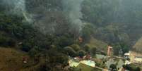 A área já queimada equivale a quatrocentos campos de futebol. Na foto, foco de incêndio na Serra da Cantareira, próximo a Mairiporã.  Foto: José Patrício/Estadão / Estadão