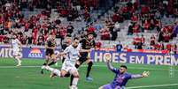 foto; Matheus Amorim/FEC - Legenda: Moisés faz o gol do Fortaleza no duelo contra o Athletico, no Paraná  Foto: Jogada10