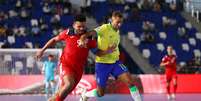 Pito, da Seleção Brasileira de futsal, disputa bola com Jonathan Hernandez, de Cuba.  Foto: Robertus Pudyanto/FIFA/Getty Images