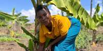 Emily Nkhana jogava fora as bananas que ficavam maduras demais - até descobrir como fazer vinho com elas  Foto: Anne Okumu/BBC / BBC News Brasil