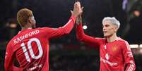 Photo by Stu Forster/Getty Images) - Legenda: Rashford e Garnacho comemoram um dos gols do Unoited sobre o Barnsley  Foto: Jogada10