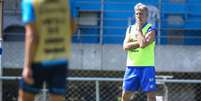  Foto: Lucas Uebel/Grêmio FBPA - Legenda: Elenco do Grêmio em conversa com o treinador Renato Gaúcho antes do início do treino / Jogada10