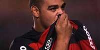 Adriano Imperador beijando a o escudo na camisa do Flamengo.  Foto: Esporte News Mundo