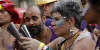 Foliões curtem o carnaval do bloco Me Enterra na Quarta, que desfila nas ruas da Glória na quarta-feira de cinzas. Foto: Fernando Frazão/AB