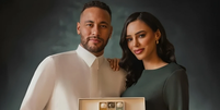 Neymar e Bruna Biancardi em publicidade para marca árabe de perfumes  Foto: Divulgação