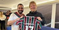 Ed Sheeran recebe camisa do Fluminense das mãos do presidente Mario Bittencourt  Foto: Reprodução/Instagram/Fluminense