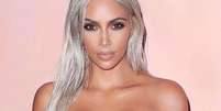 Kim Kardashian: Não foram só famosos brasileiros que foram assaltados. Em 2016, a socialite foi feita refém por dois homens armados que invadiram o apartamento alugado por ela durante a Semana de Moda em Paris. Os homens levaram joias avaliadas em US$ 11 milhões!  Foto: Instagram @kimkardashian / Flipar